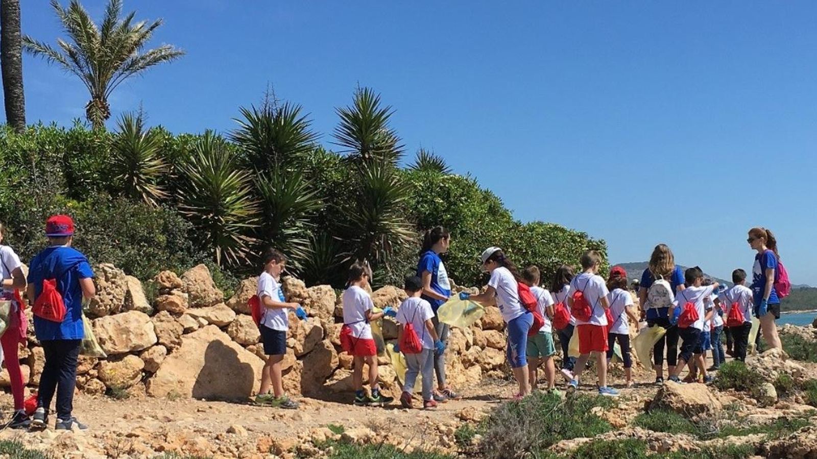 Alumnes del CEIP La Mola d’Alcossebre arrepleguen residus en el parc natural de la serra d’Irta