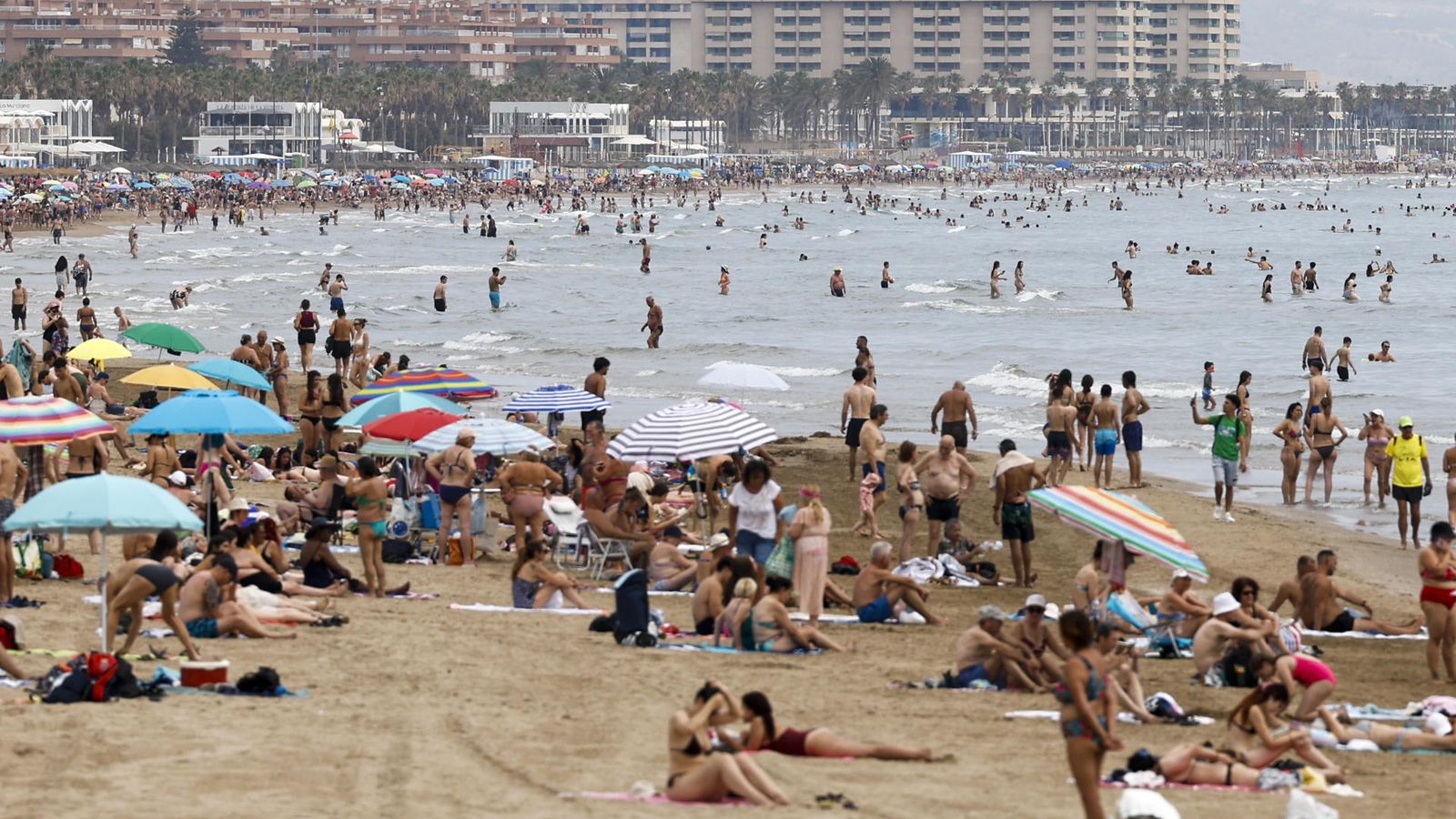 Vista general de la platja de la Malvarrosa hui dijous