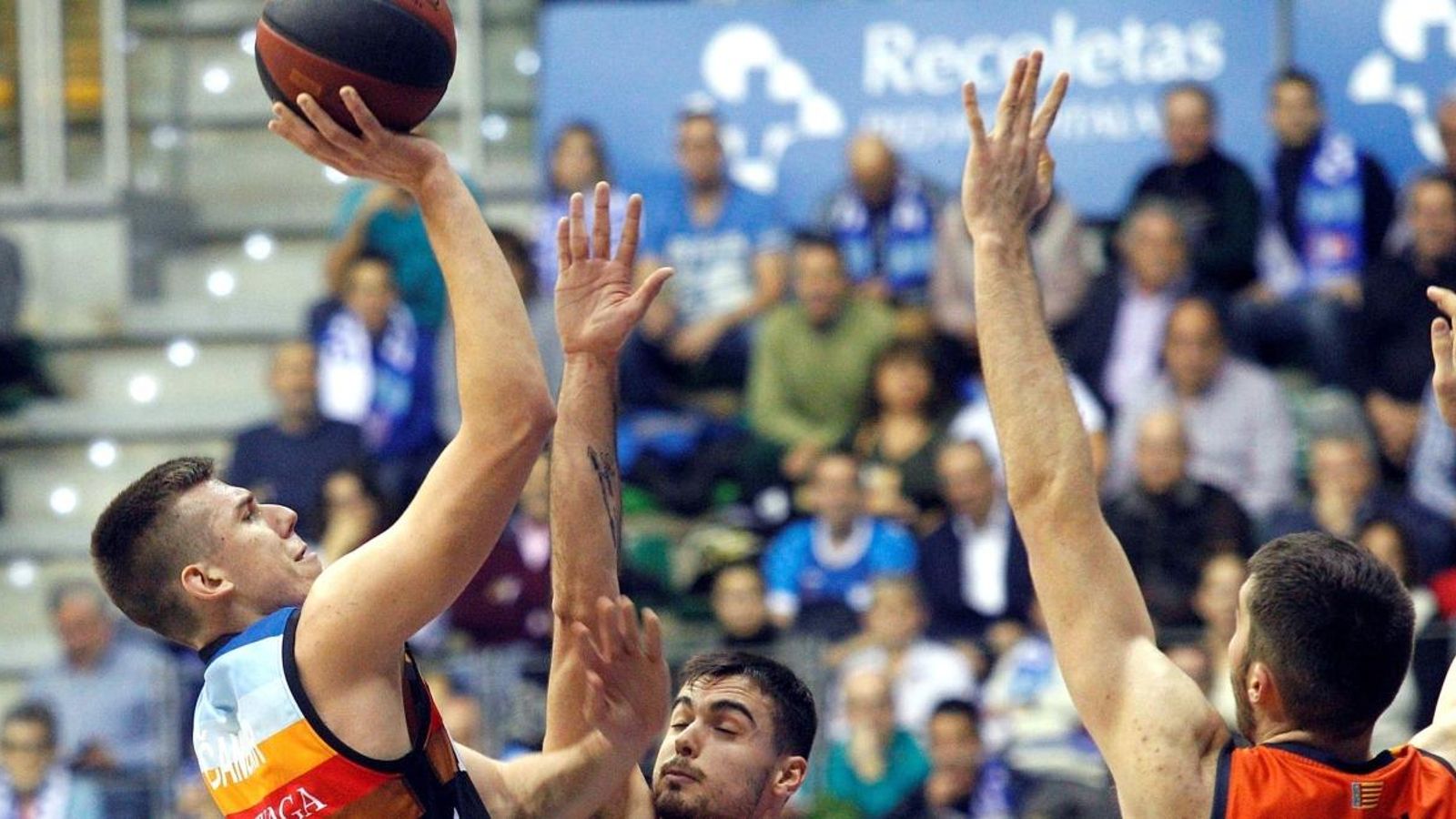 L’eslové Cancar intenta llançar davant els taronges  Albalde i Tobey.