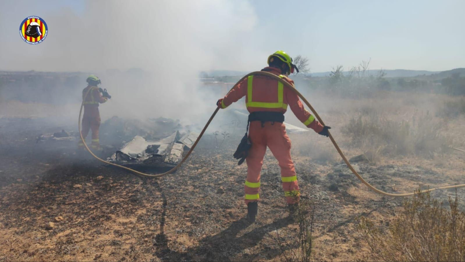 Bombers apaguen el foc de l'avioneta accidentada este matí, a la zona del Pontón de Requena