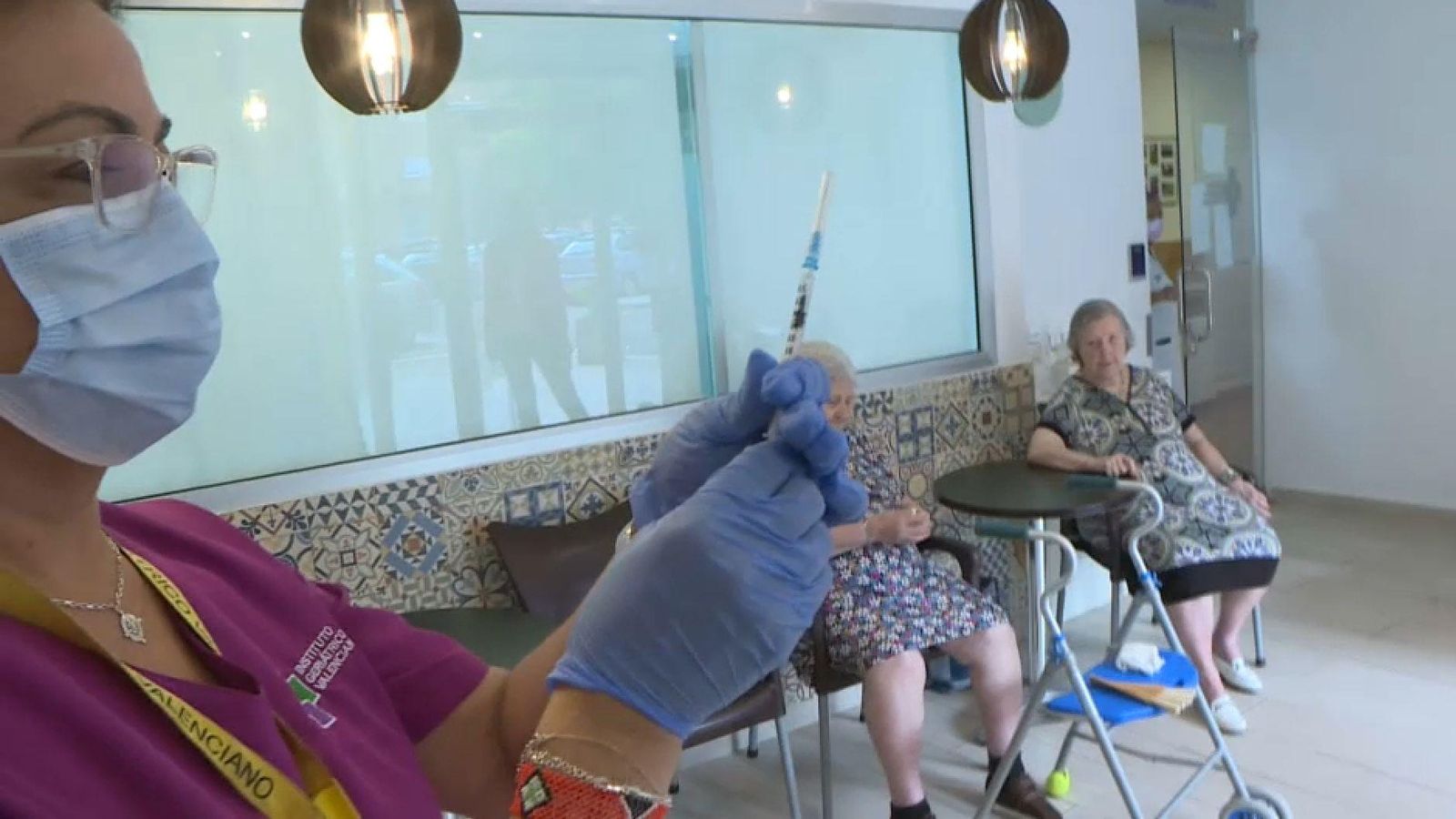 L'infermera de l'Institut Geriàtric Valencià d'Alboraia prepara les injeccions amb la quarta dosi per a ser administrades a dues usuàries del centre