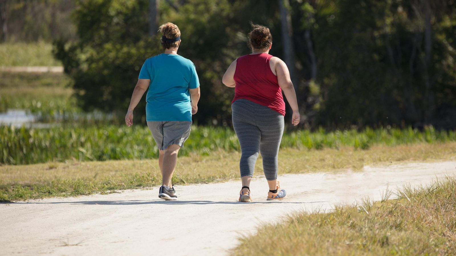 Imatge d'arxiu de dos dones fent esport