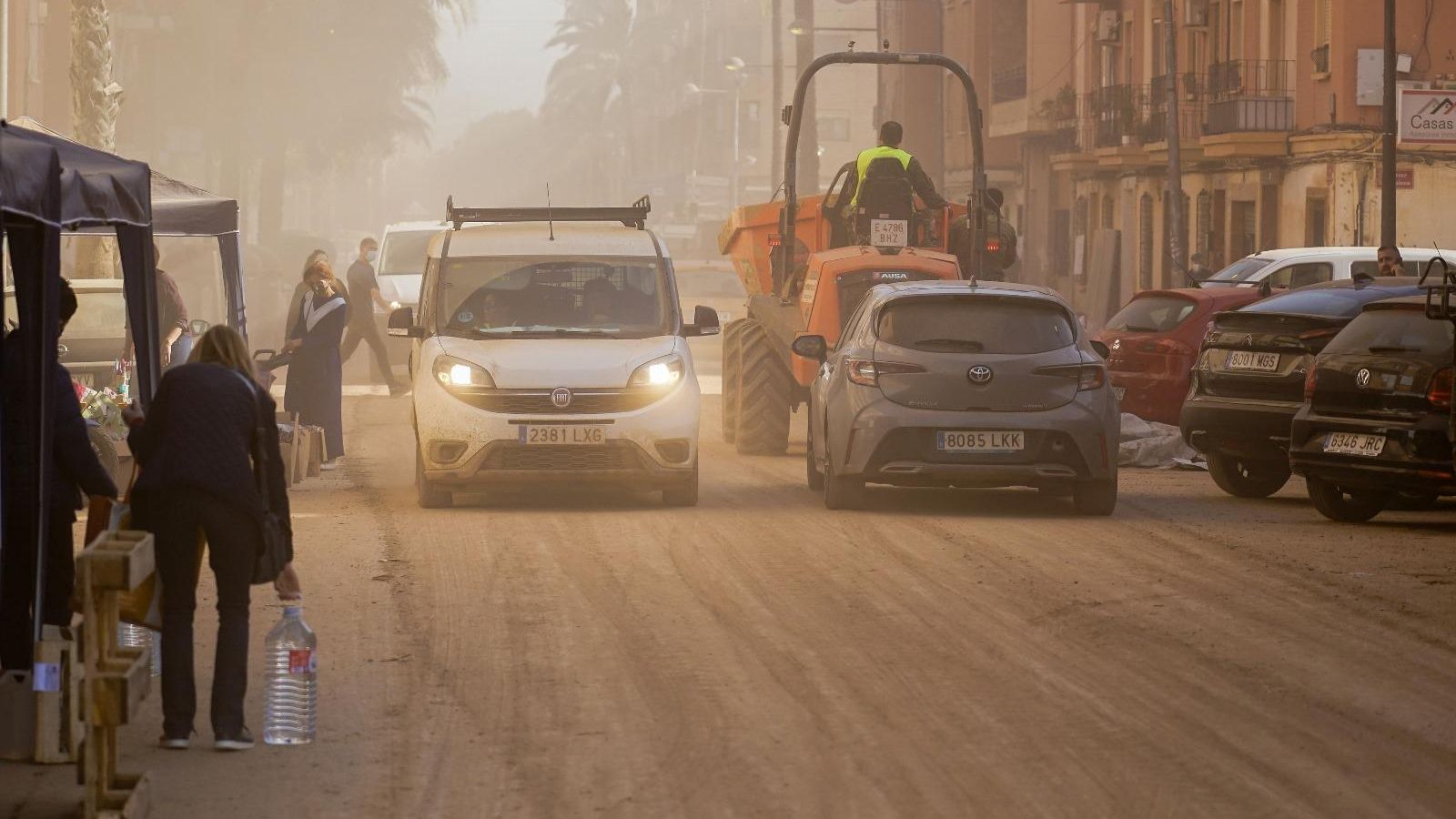 Pols als carrers de Paiporta, a l'Horta Sud, el dia 2 de desembre