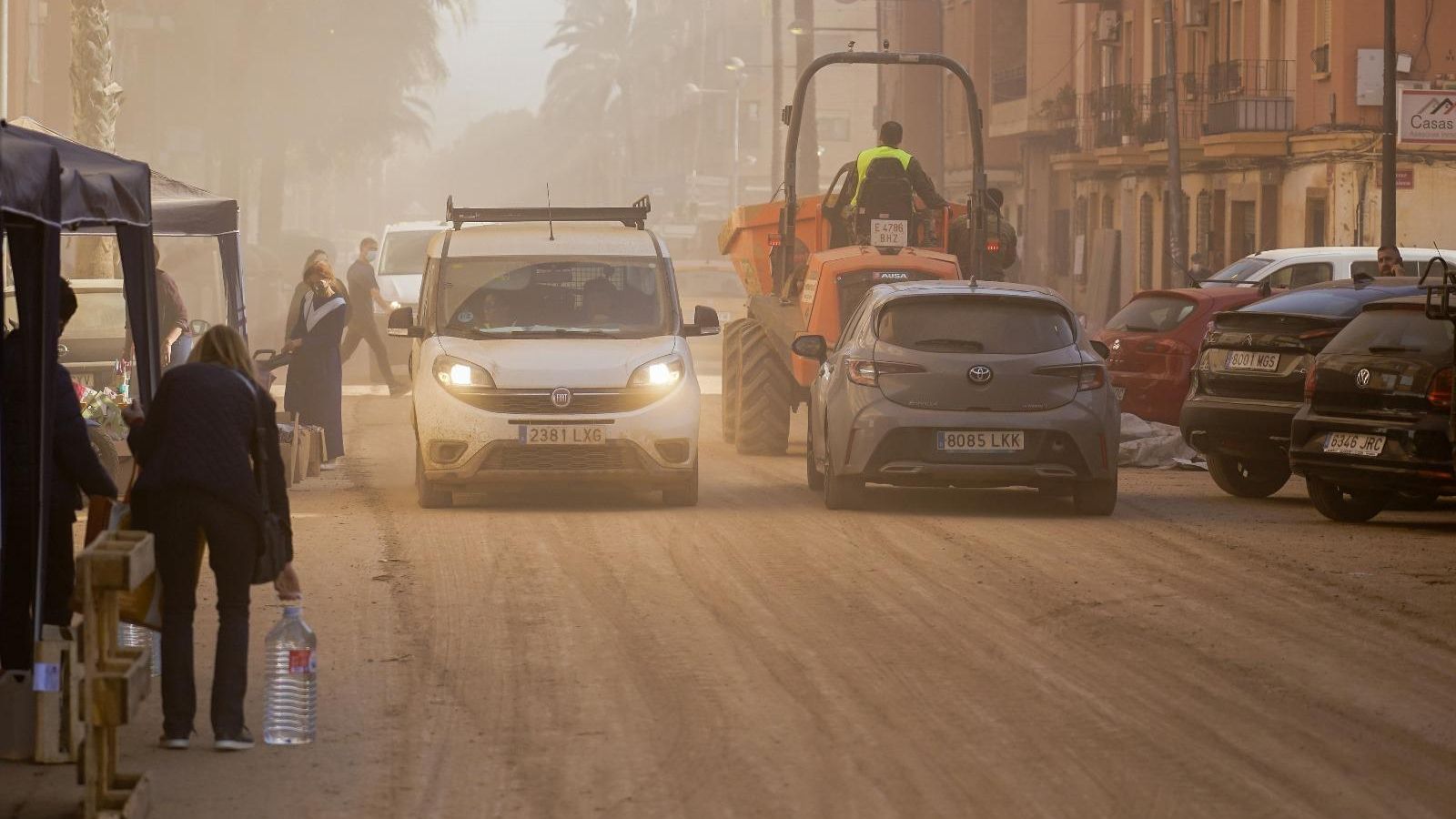 Pols als carrers de Paiporta, a l'Horta Sud, el dia 2 de desembre Pols als carrers de Paiporta, a l'Horta Sud, el dia 2 de desembre