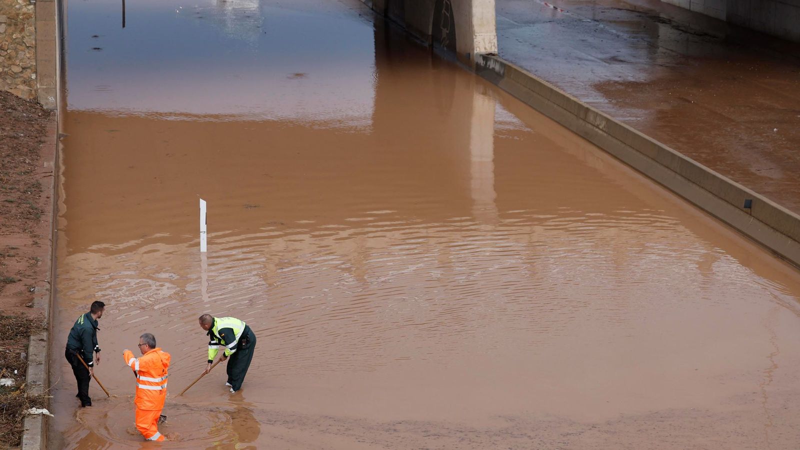 Un dels accessos a Sagunt negat per l'aigua, després de les pluges de primera hora del matí