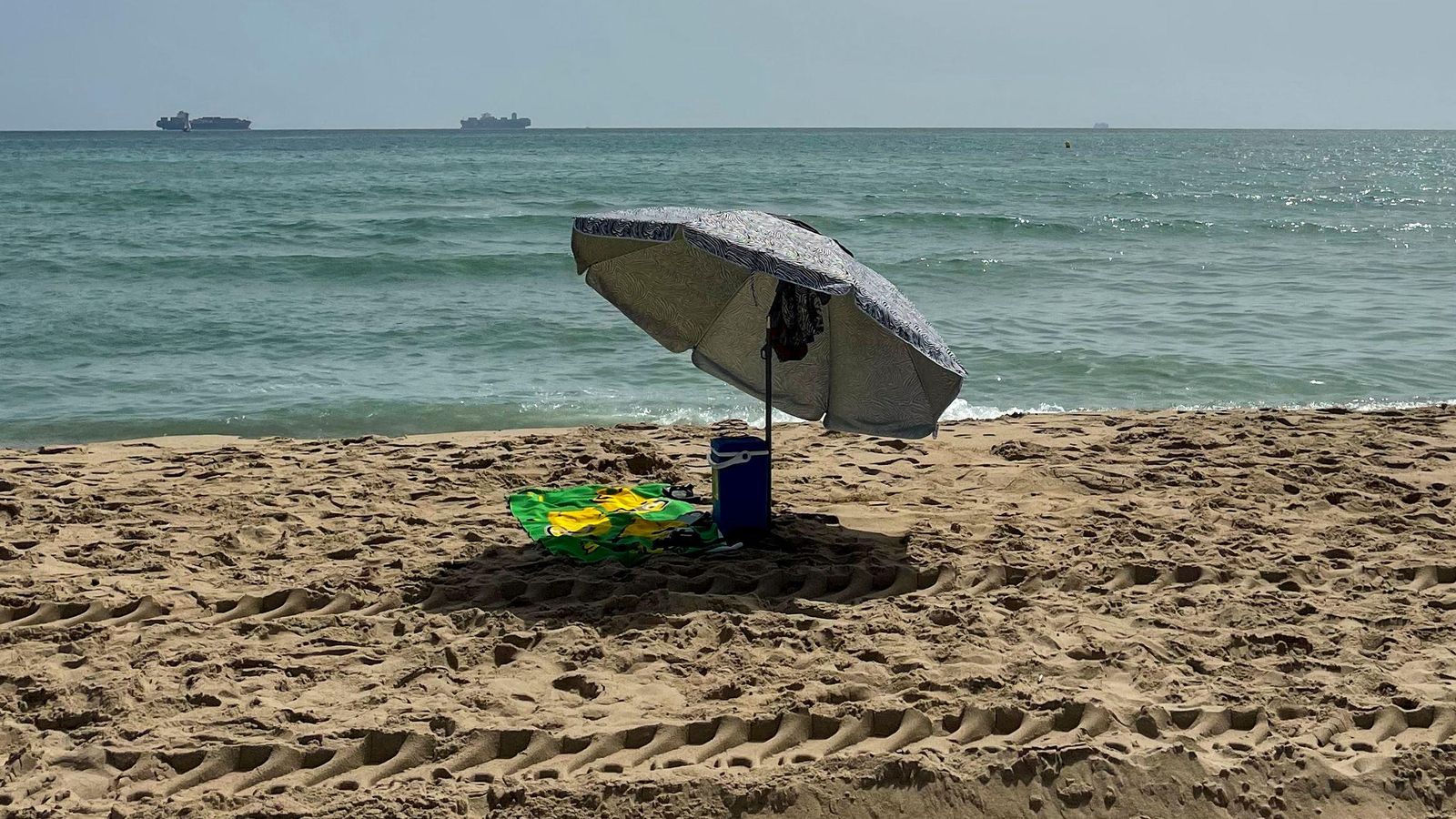 Torna a quedar autoritzat el bany en les tres platges del sud de València afectades pel vessament