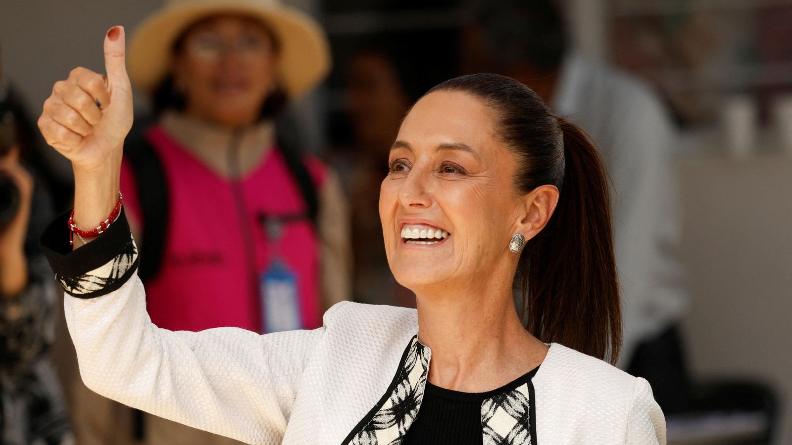 L'aspirant de Morena, Clauda Sheinbaum, després de votar en les eleccions mexicanes