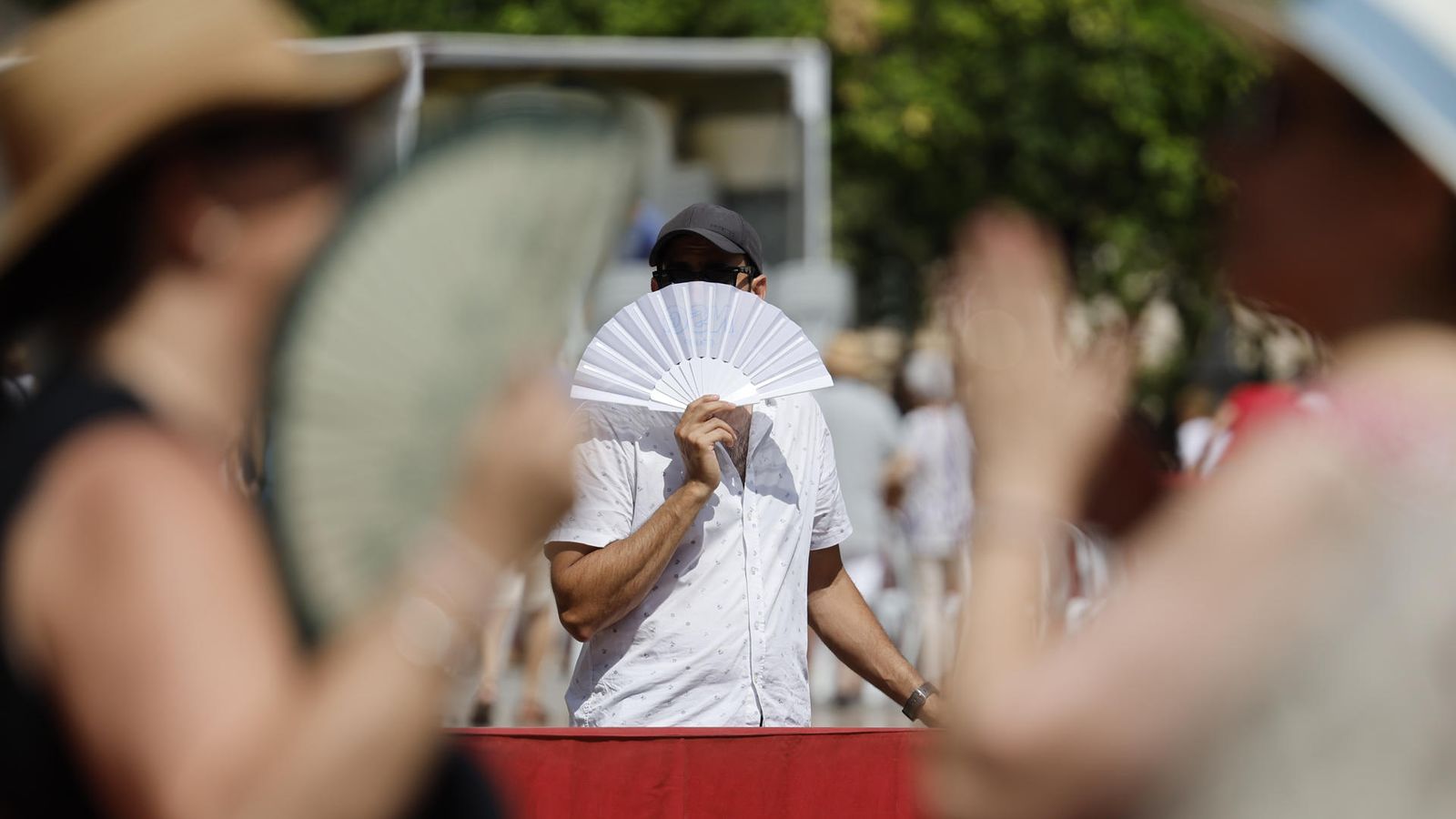 Diverses persones es venten per a combatre la calor, este diumenge