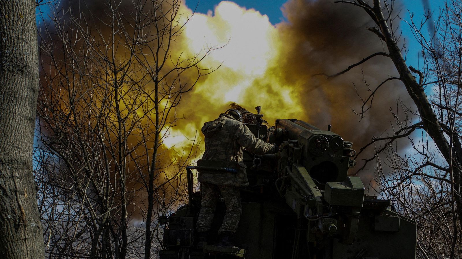 Militars ucraïnesos disparen un obús autopropulsat cap a les tropes russes fora de Bakhmut, a la regió de Donetsk, Ucraïna