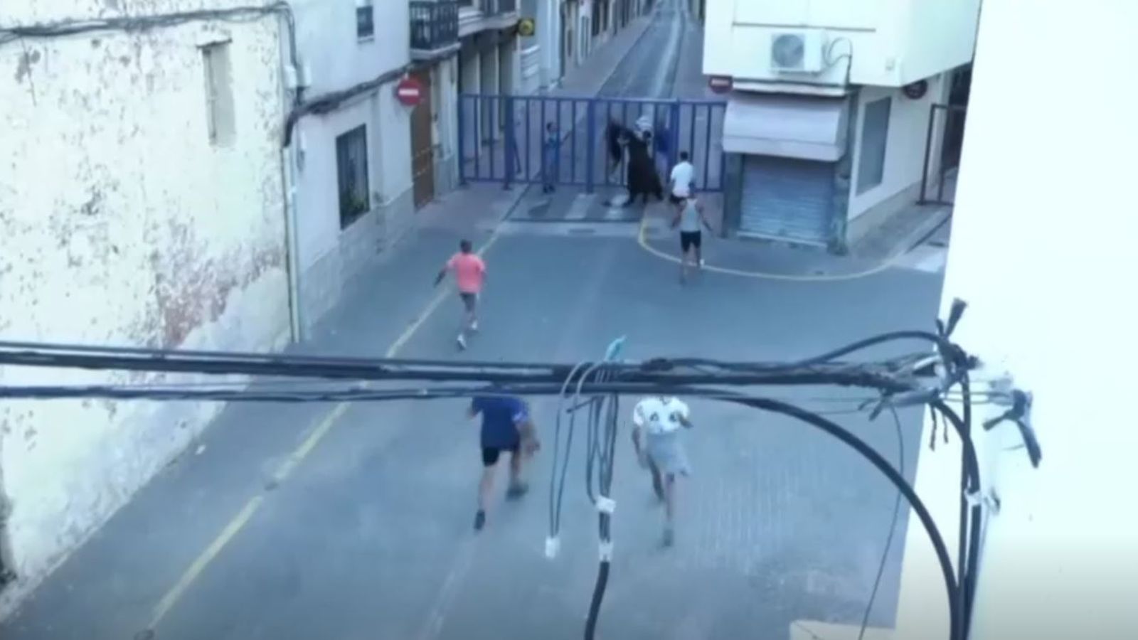 Moment en què el bou corneja a l'home