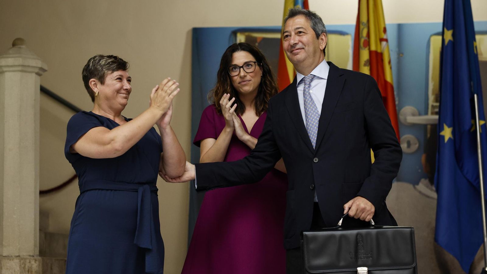 El vicepresident primer i conseller de Cultura, Vicente Barrera, rep la cartera de mans de les seues predecessores El vicepresident primer i conseller de Cultura, Vicente Barrera, rep la cartera de mans de les precedessores