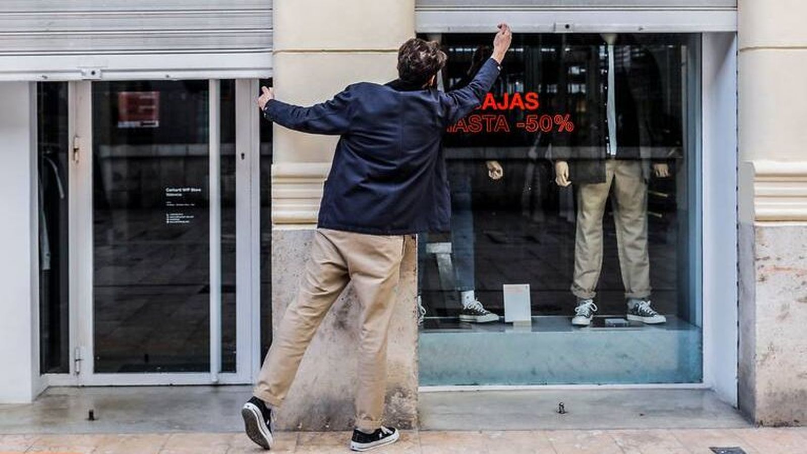 Un comerciant obri la seua tenga en el centre de València en una imatge d'arxiu