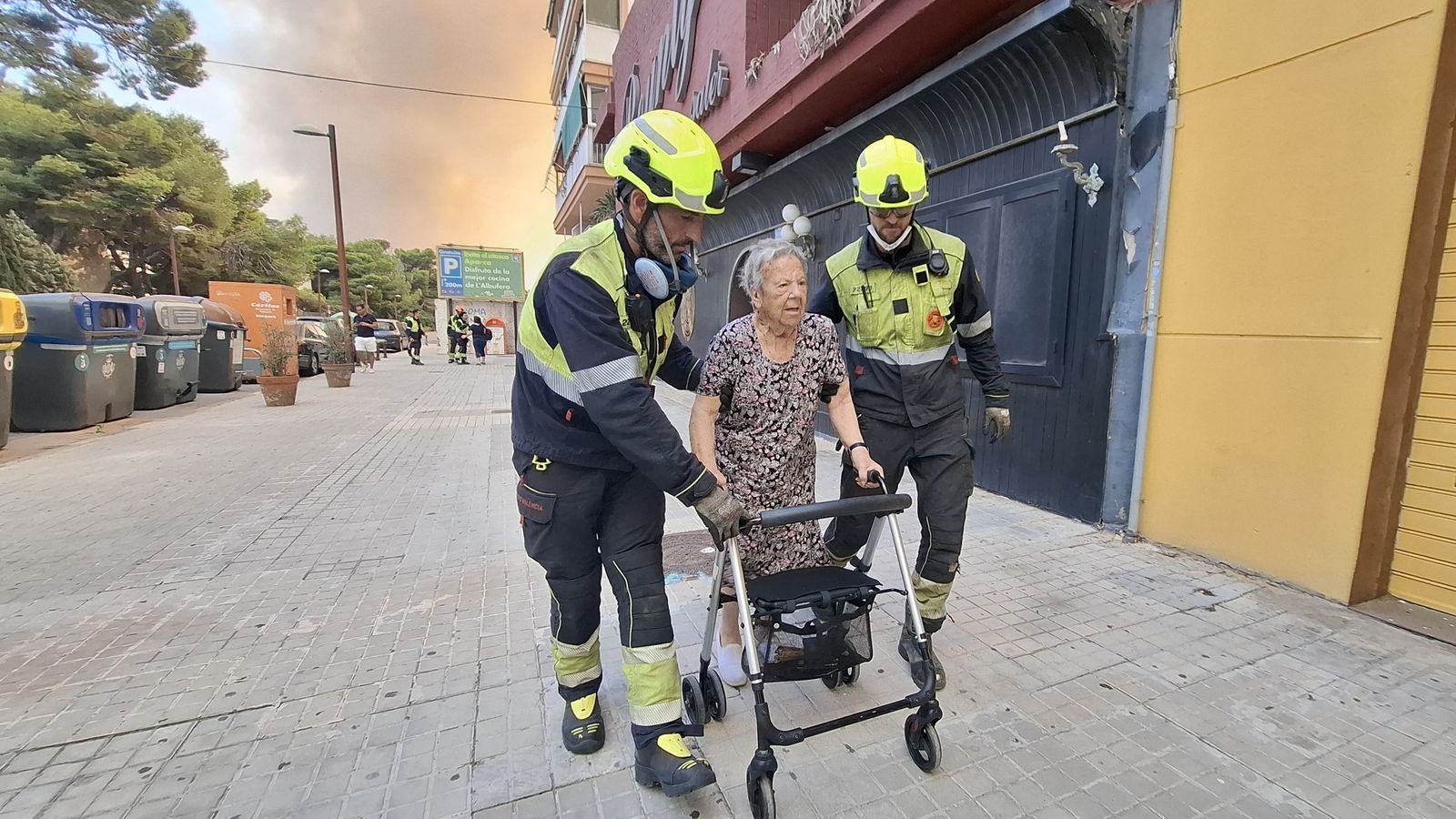 Dos efectius ajuden una veïna del Saler a abandonar la pedania per la proximitat del fum