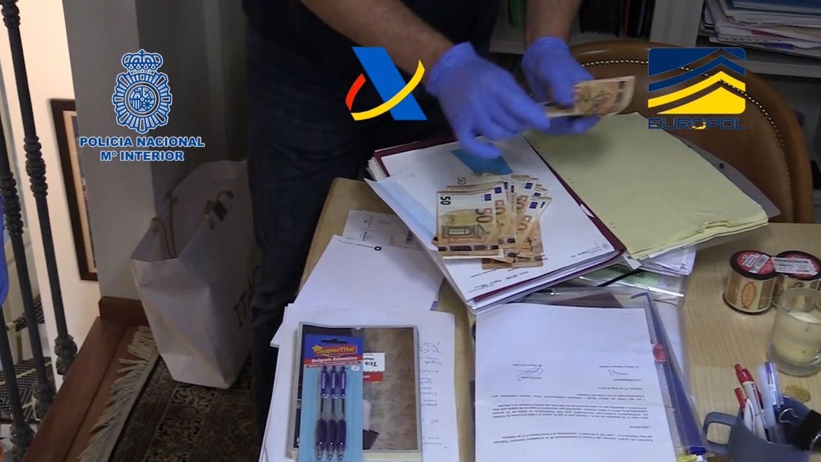 Un agent en un moment dels escorcolls