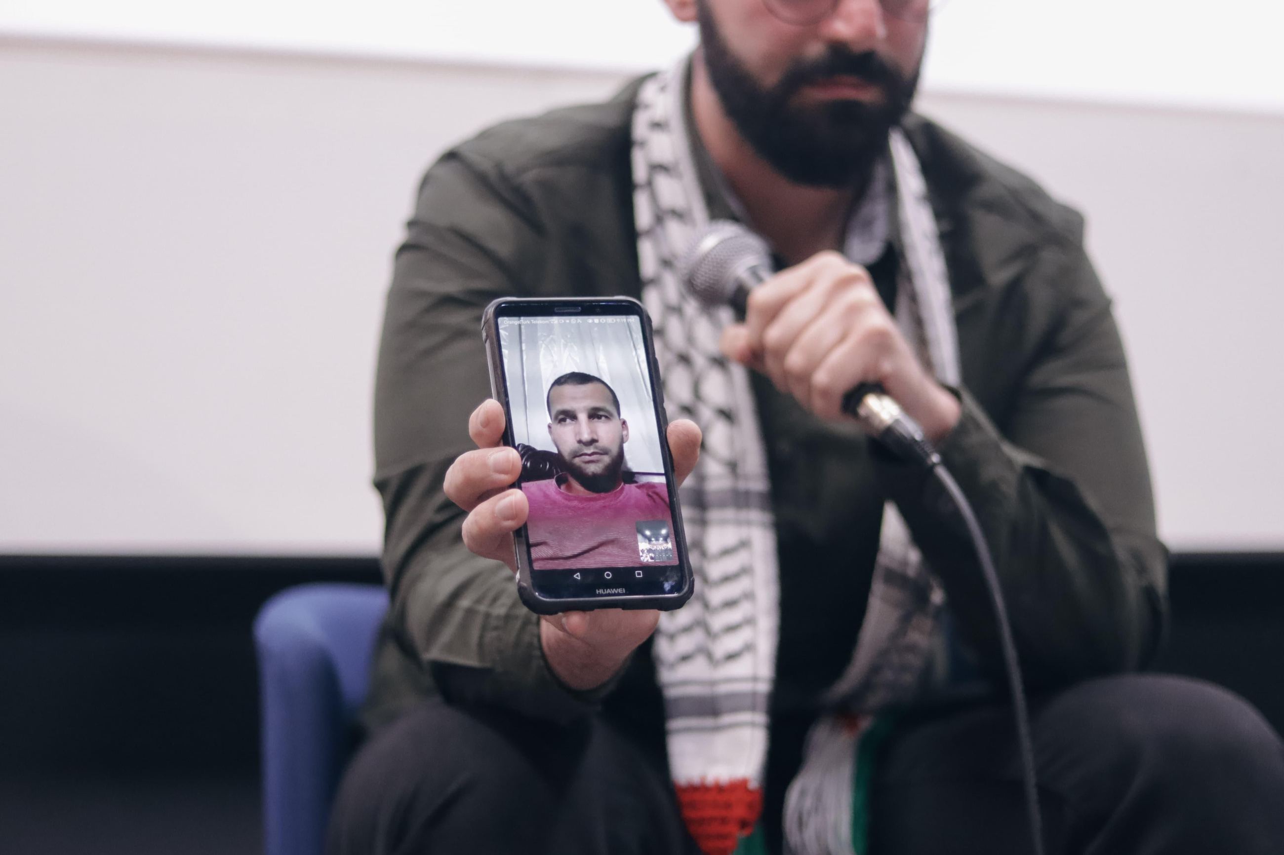 Connexió en directe desde Gaza amb el periodista AbdalQader A Sabbah durant el col·loqui posterior a la projecció d’‘Eyes of Gaza’