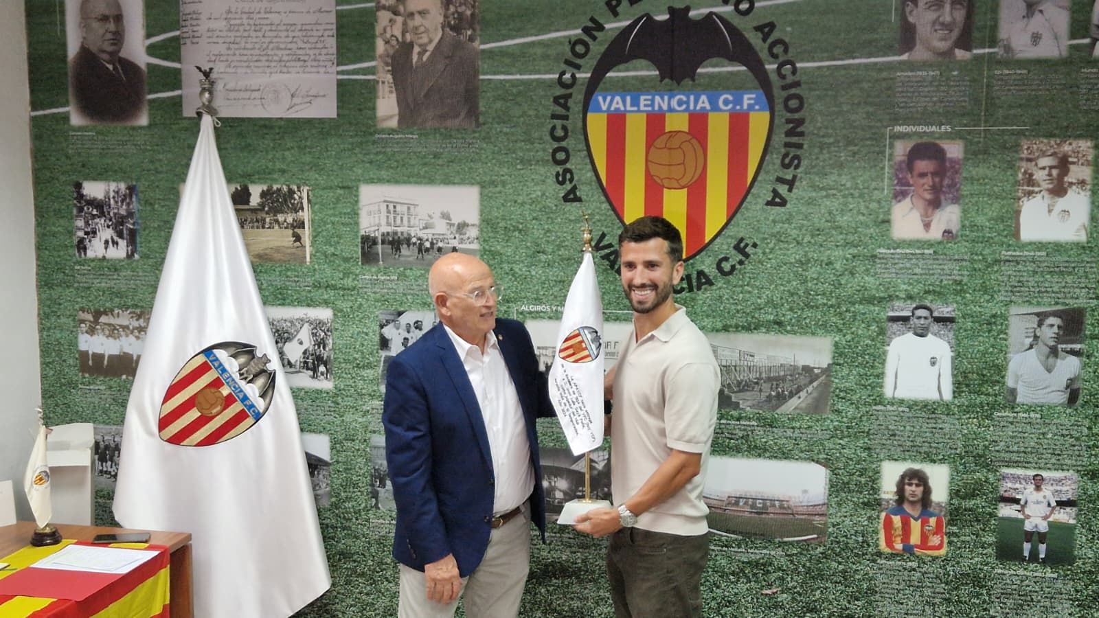 José Luis Gayà ha rebut un homenatge a l'Associació del Xicotet Accionista del València