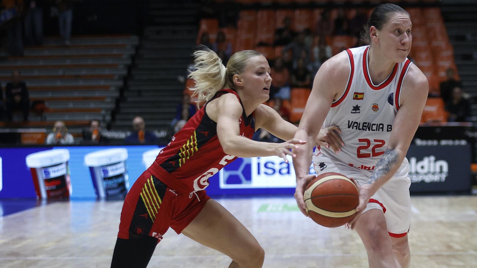 Millor partit d'Alina Iagupova com a taronja: 19 punts i 4 rebots Millor partit d'Alina Iagupova com a taronja: 19 punts i 4 rebots