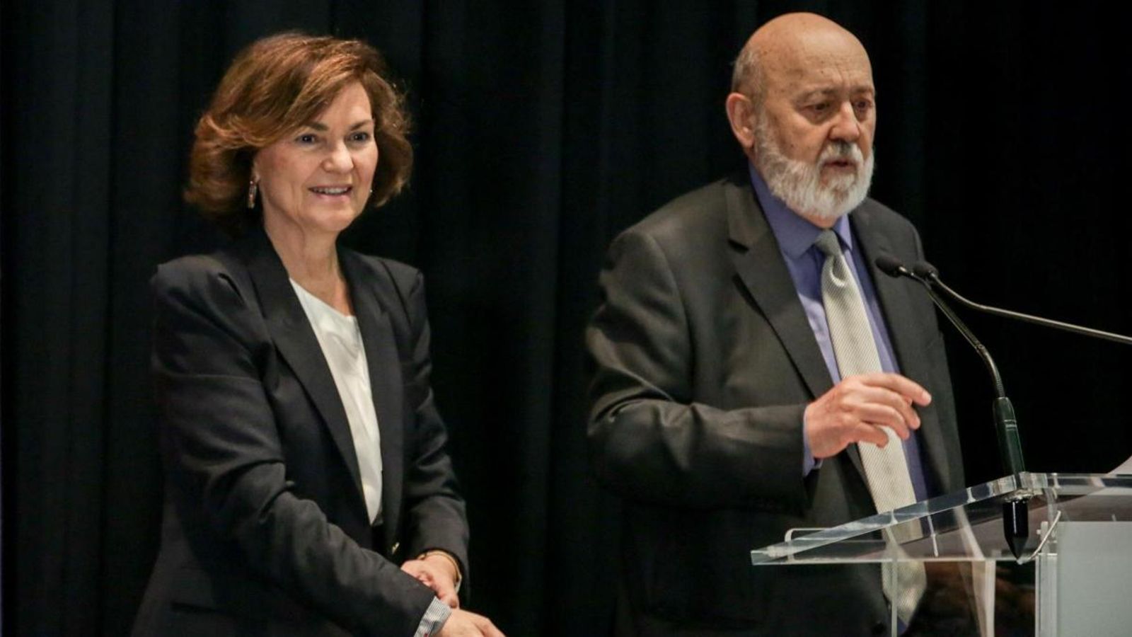 La vicepresidenta primera del govern espanyol, Carmen Calvo, i el director de la revista 'Temas', José Félix Tezanos, en una imatge d'arxiu