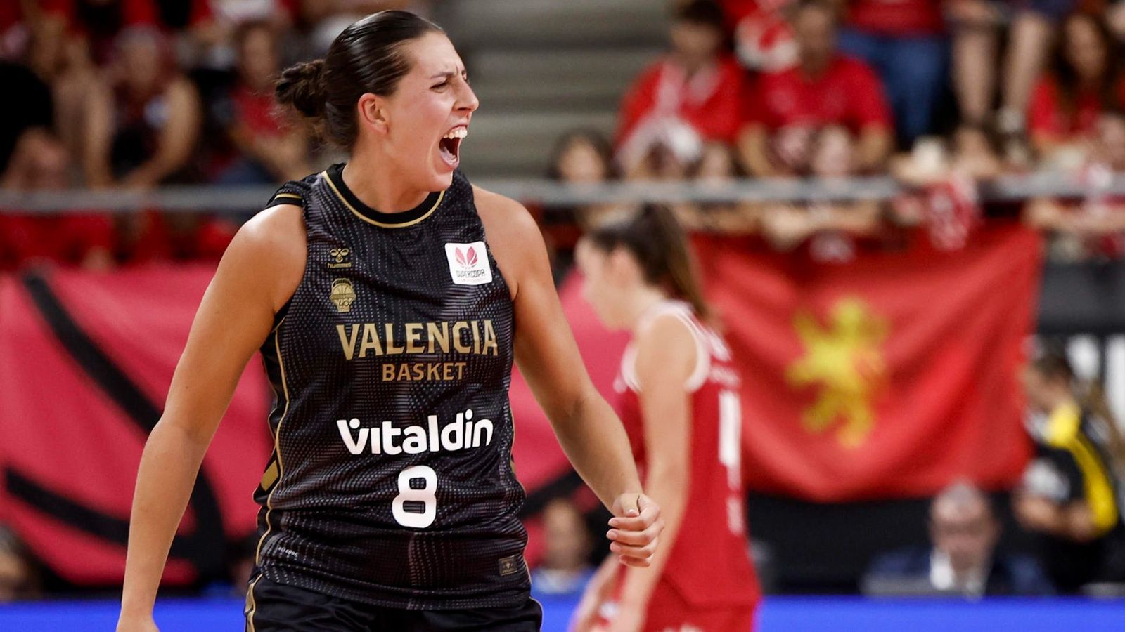 María Araújo celebra una cistella