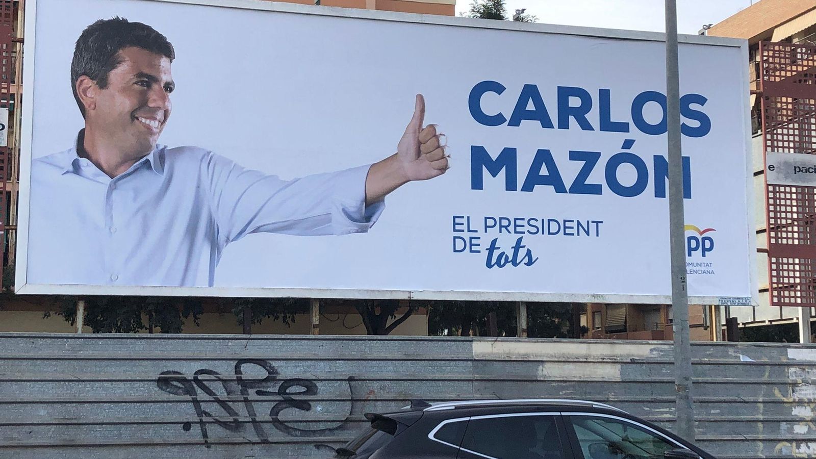 Tanca publicitària amb el president del PPCV, Carlos Mazón