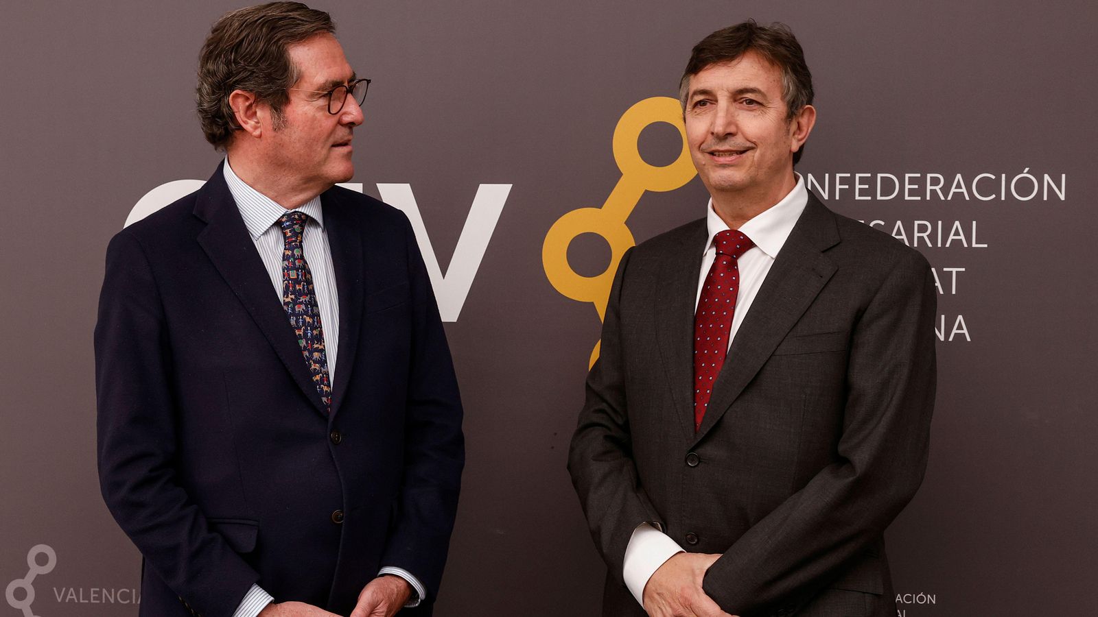 El president de la patronal estatal CEOE, Antonio Garamendi, i el de la Confederació Empresarial de la Comunitat Valenciana (CEV), Vicent Lafuente