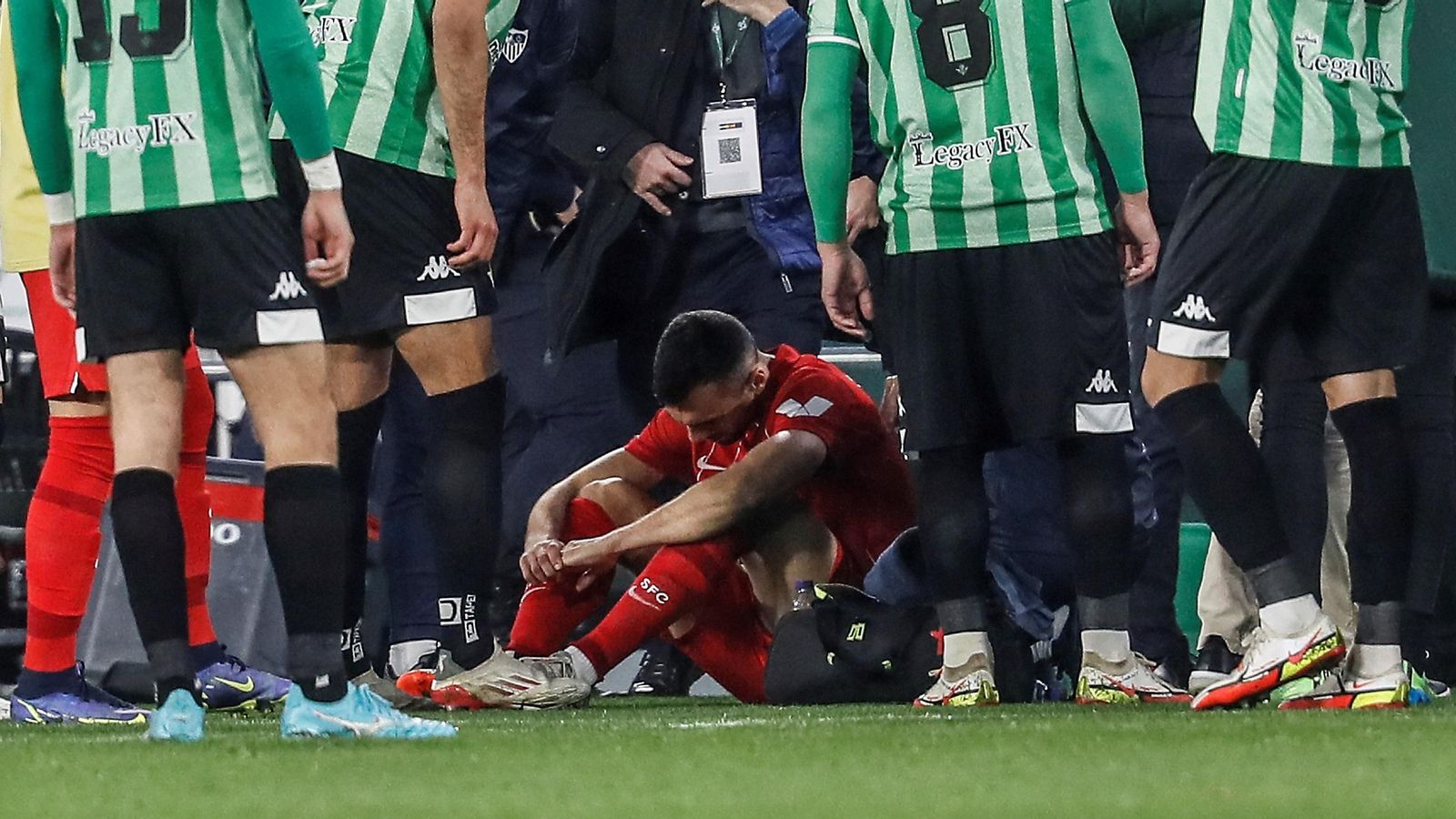 Joan Jordán s'ha quedat un poc atordit després de rebre l'impacte de la barra