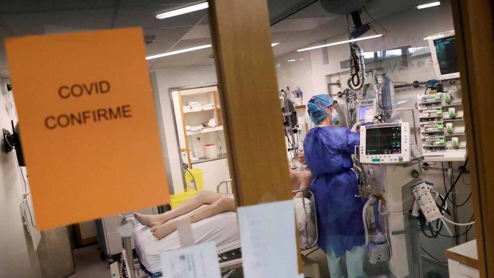 Un sanitari atén un pacient de coronavirus a l'hospital de Lieja, a Bèlgica