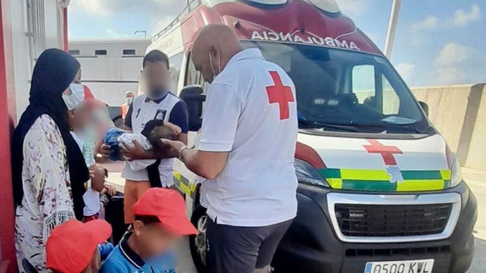 La Creu Roja atén les persones rescatades aquest dissabte a la Vila Joiosa La Creu Roja atén les persones rescatades aquest dissabte a la Vila Joiosa