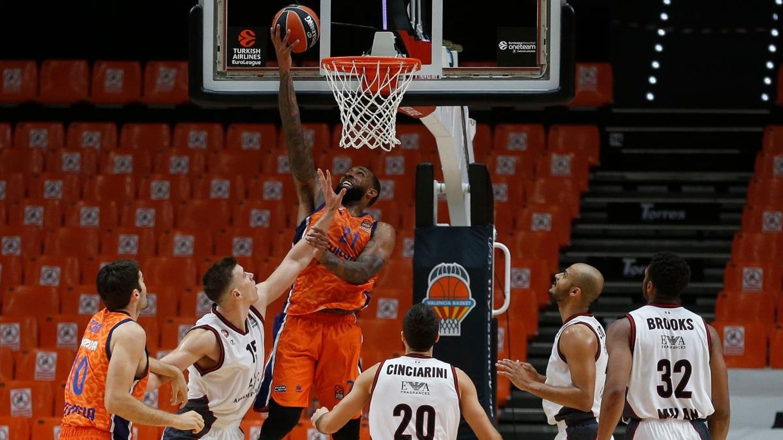 Derrick Williams fa una cistella davant quatre jugadors del Milà