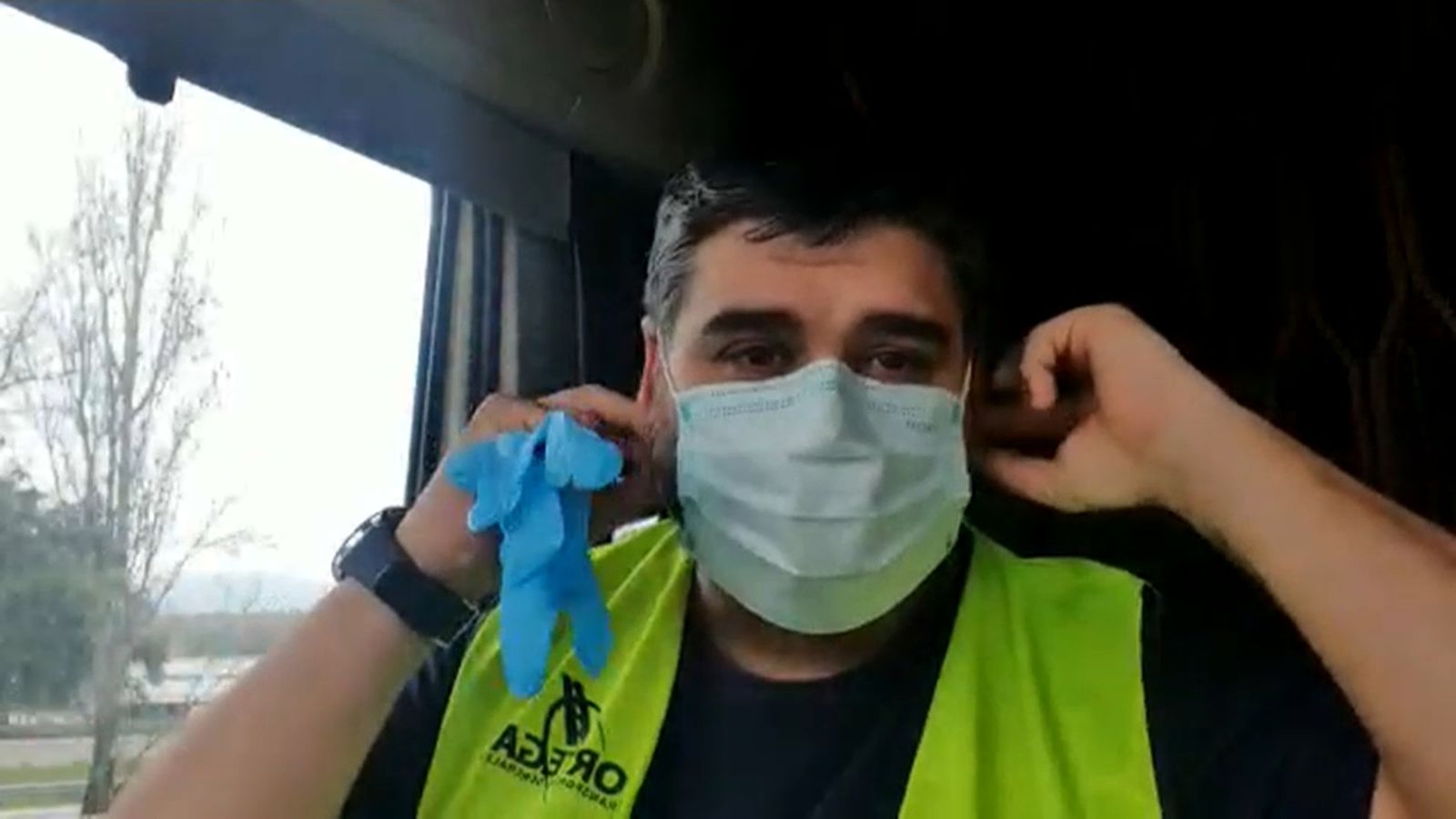 Treballador del transport amb mascareta