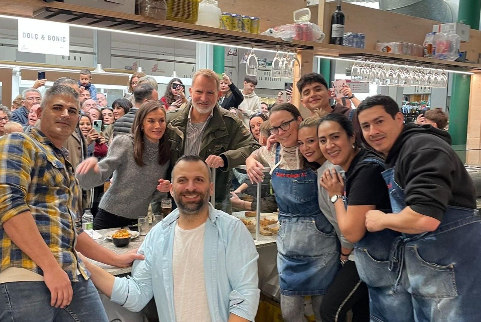 El reis posen en el bar del mercat de Catarroja