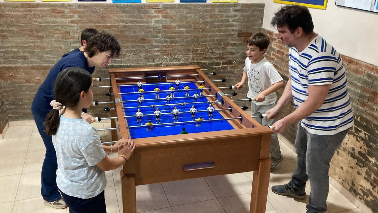 Un dels dos futbolins, que ja han arribat al col·legi Carmelites Vedruna d’Alcoi, i que les famílies han encomanat al taller de Paiporta