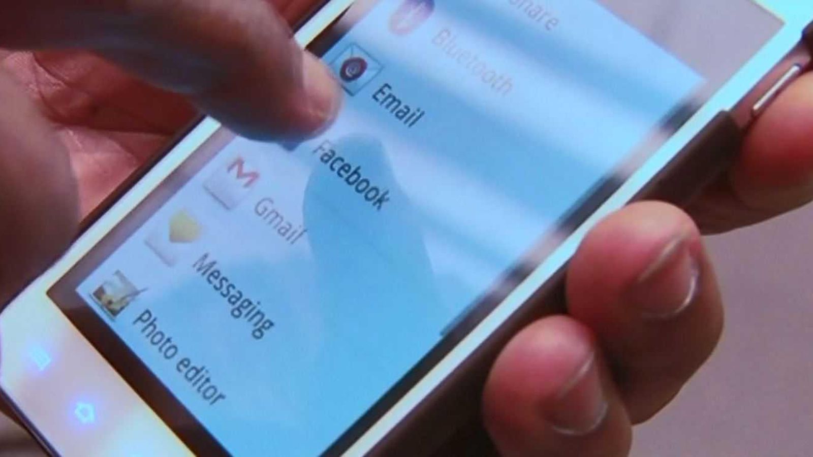 Una persona mira les xarxes socials al mòbil