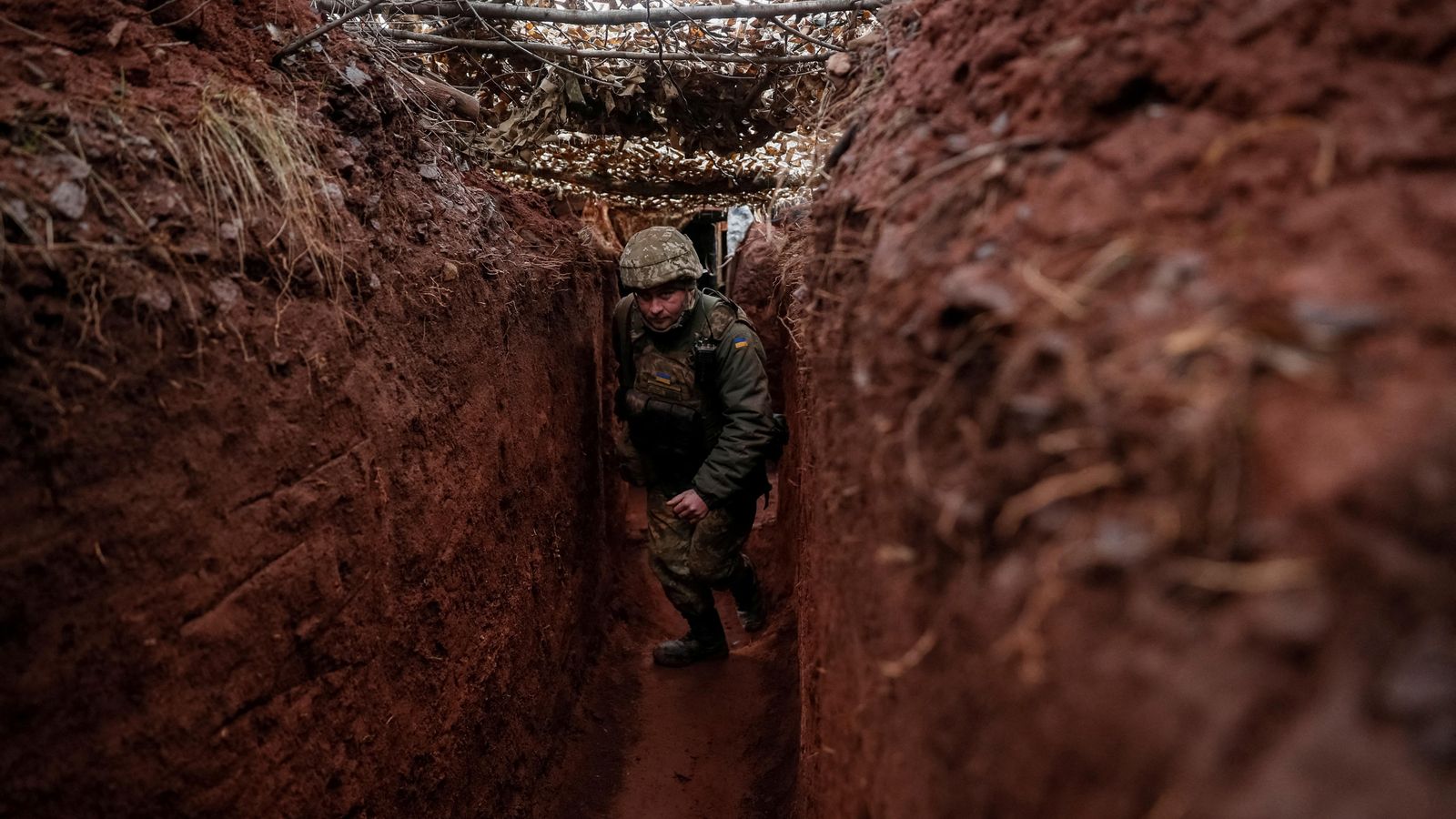 Un soldat ucraïnes a la trinxera en la regió del Dombas, prop de la ciutat de Novoluhanske