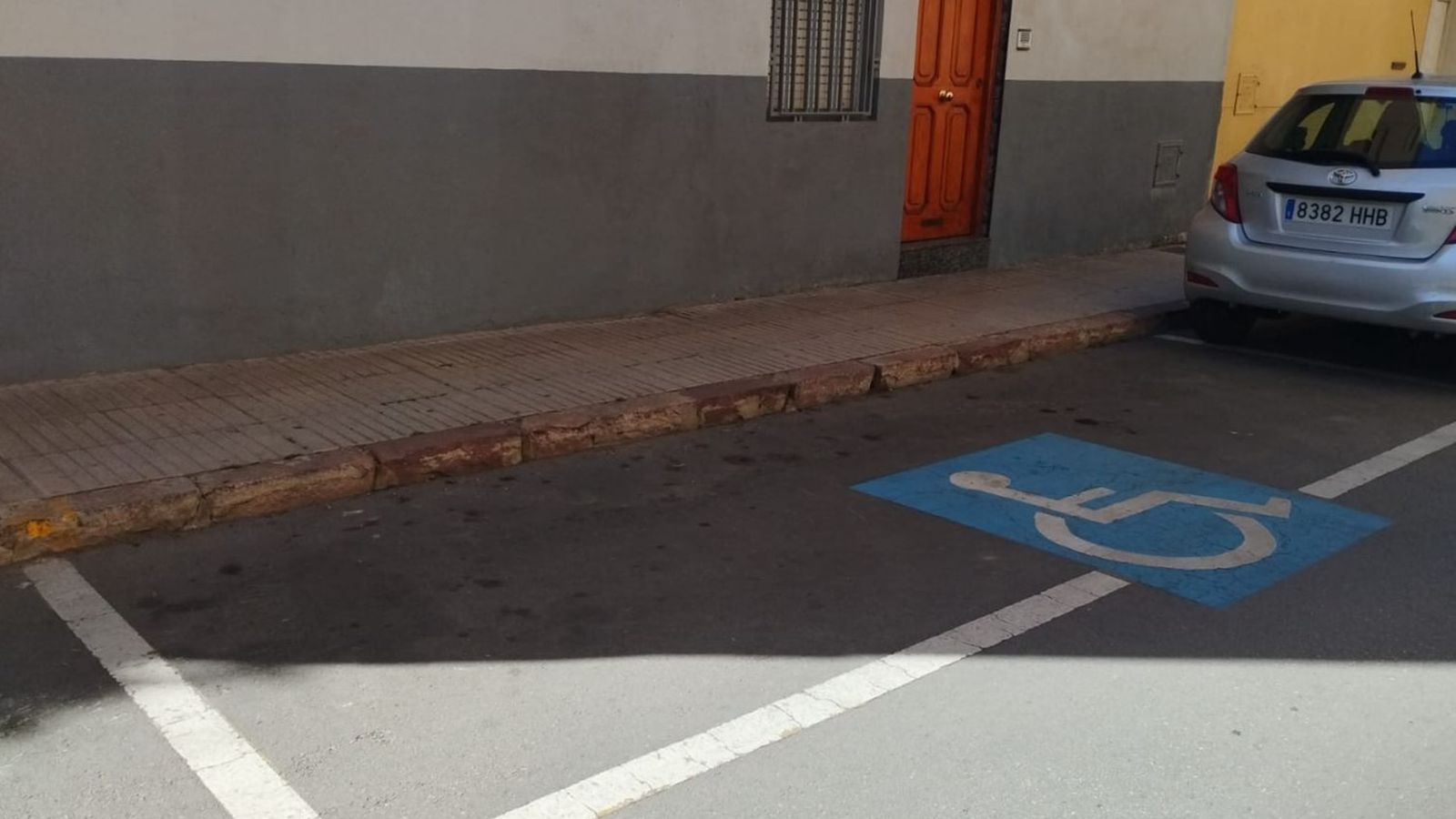 Plaça d'aparcament on va aparcar la parella de l'home que presumptament va agredir la víctima