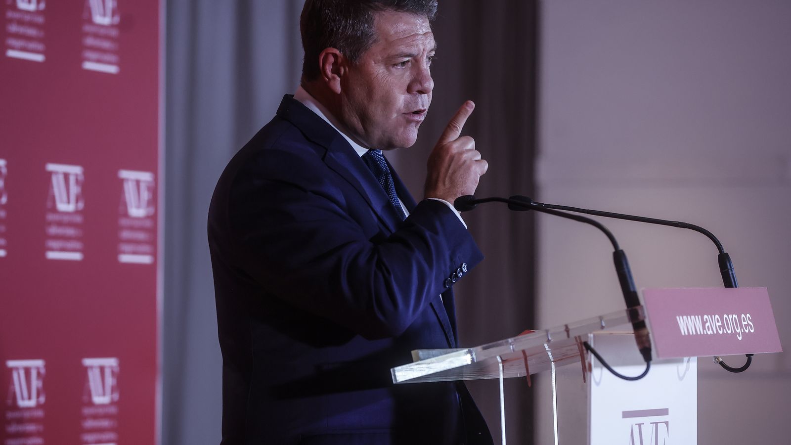 El president de la Junta de Castella-la Manxa, Emiliano García-Page, intervé durant una reunió amb l'Associació Valenciana d'Empresaris (AVE)