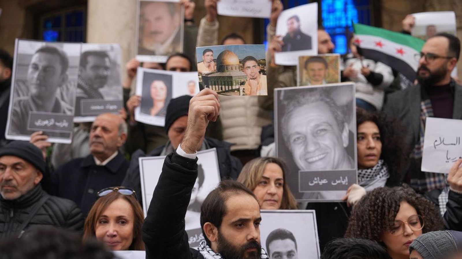 Familiars de desapareguts demanen respostes en una concentració a Damasc