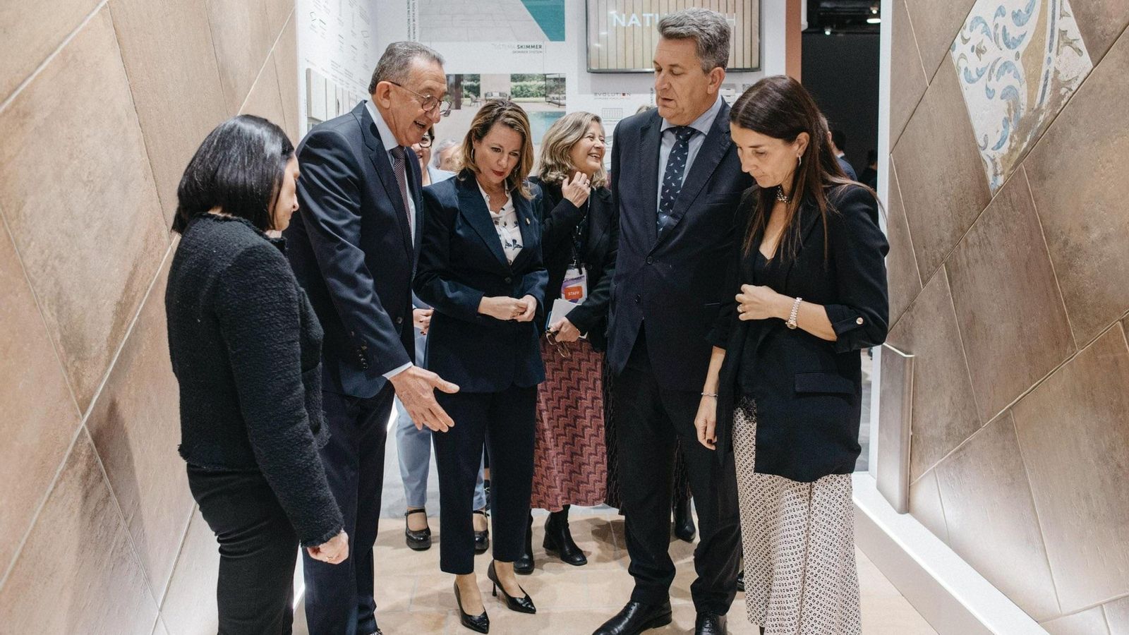 El president d'Ascer amb les autoritats a la fira de Cevisama