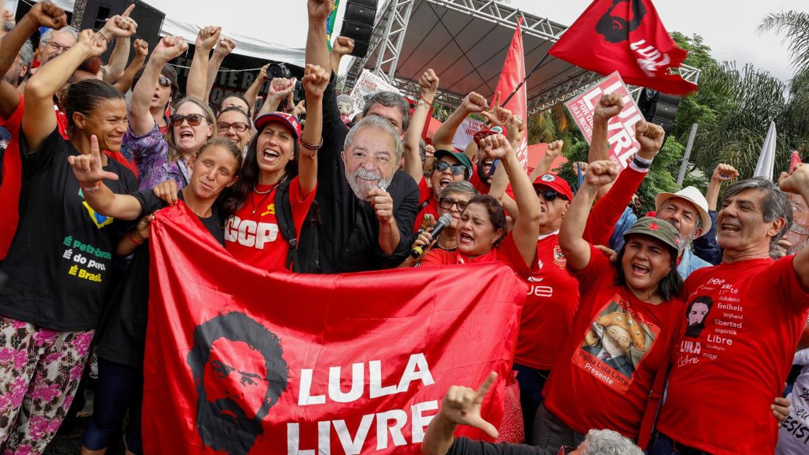 Partidaris de l'expresident del Brasil fora de la seu de la Policia Federal on Lula està complint una pena de presó