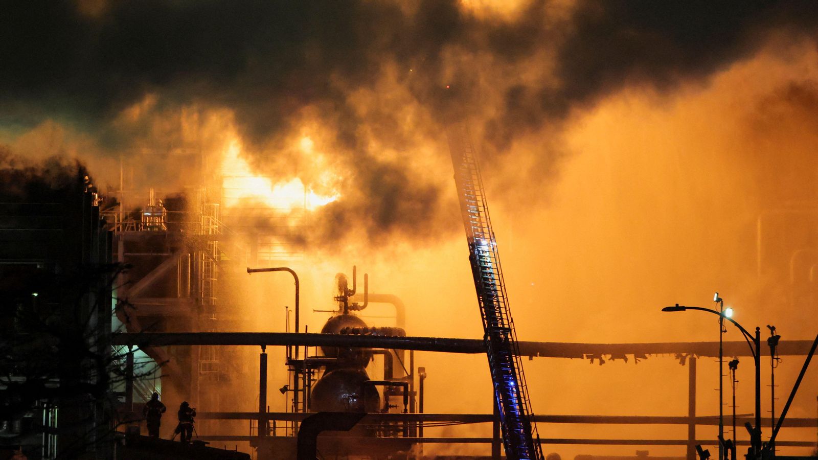 L'escala d'un vehicle de bombers que treballa en l'extinció de l'incendi de la refineria de l'empresa Chevron, prop de Califòrnia