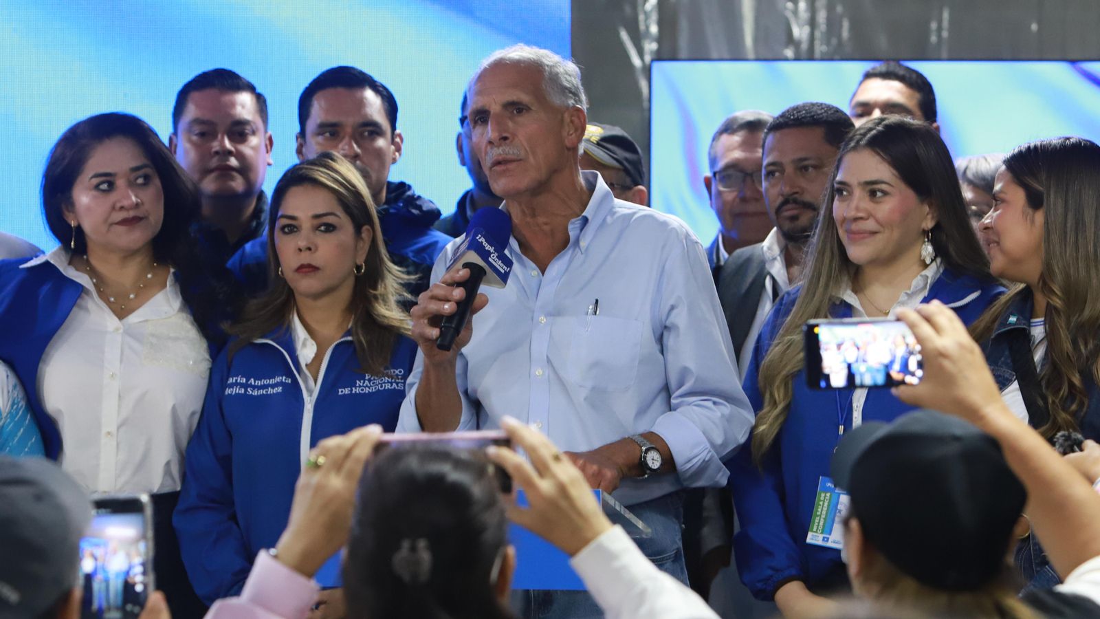 Els candidat conservadors Nasry “Tito” Asfura, del Partit Nacional, este diumenge, a Tegucigalpa (Hondures)