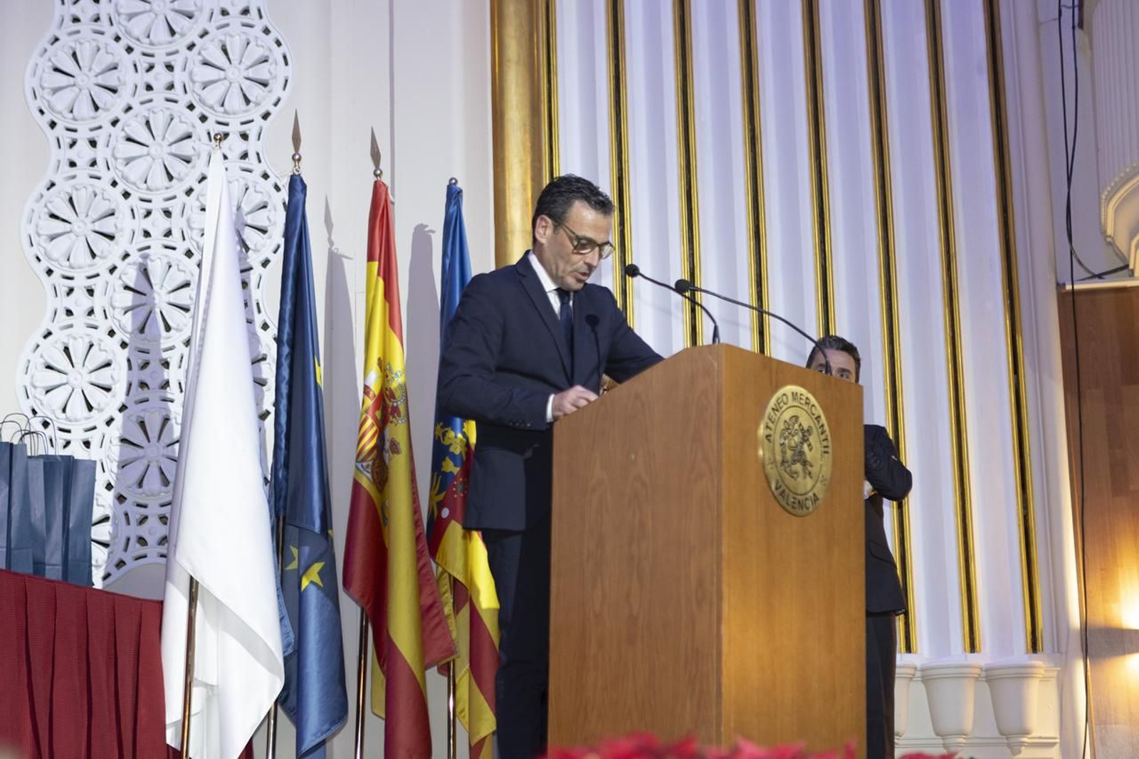 Alfred Costa, durant la seua intervenció en l'Ateneu Mercantil de València