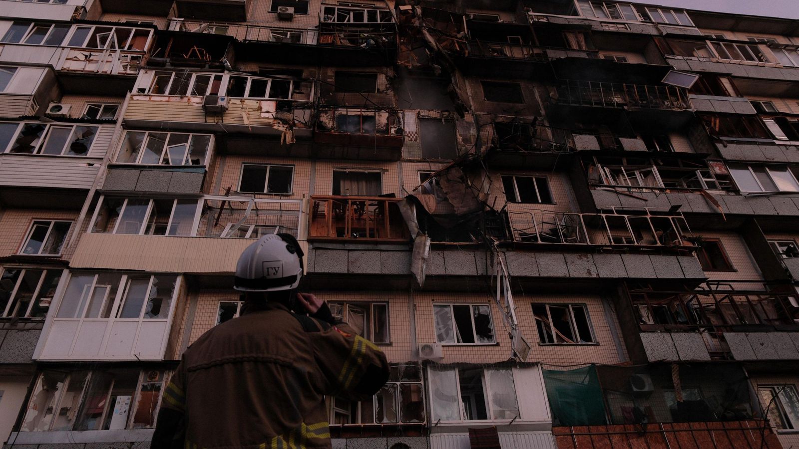 Els serveis d'emergència d'Ucraïna han estat treballant pels atacs russos des de la nit