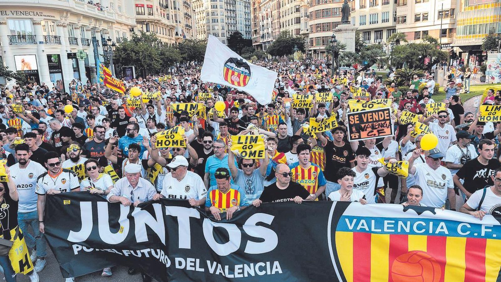 Imatge d'una protesta contra la direcció del València CF a la plaça de l'Ajuntament de València