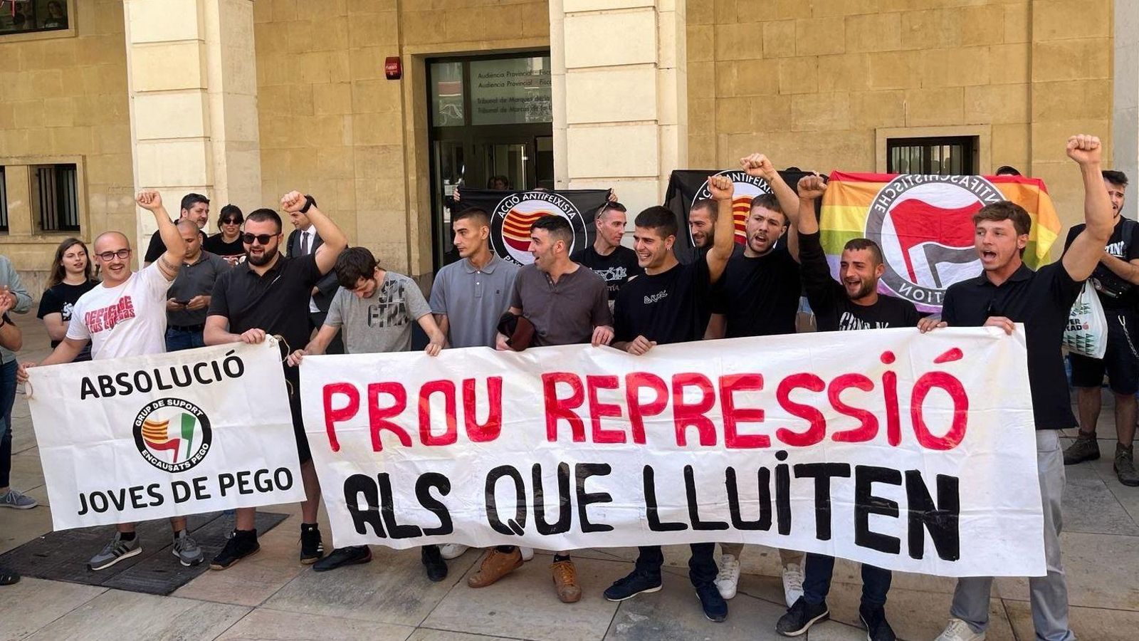 Els condemnats posen amb pancartes anifeixistes després de conéixer la sentència