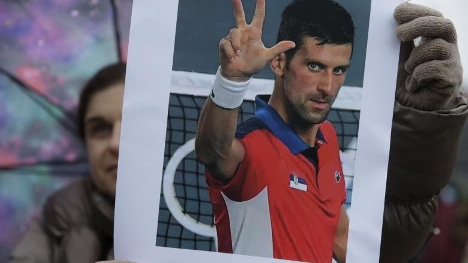 Una partidària del tennista serbi Novak Djokovic sosté una foto durant una protesta de suport a Belgrad, Sèrbia