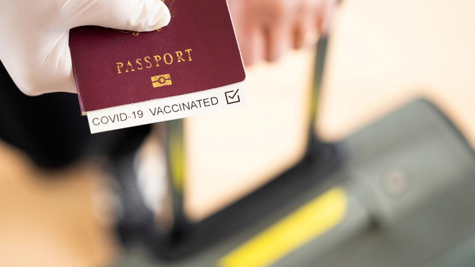 Simulació d'un passaport amb una etiqueta de vacunació contra la Covid-19