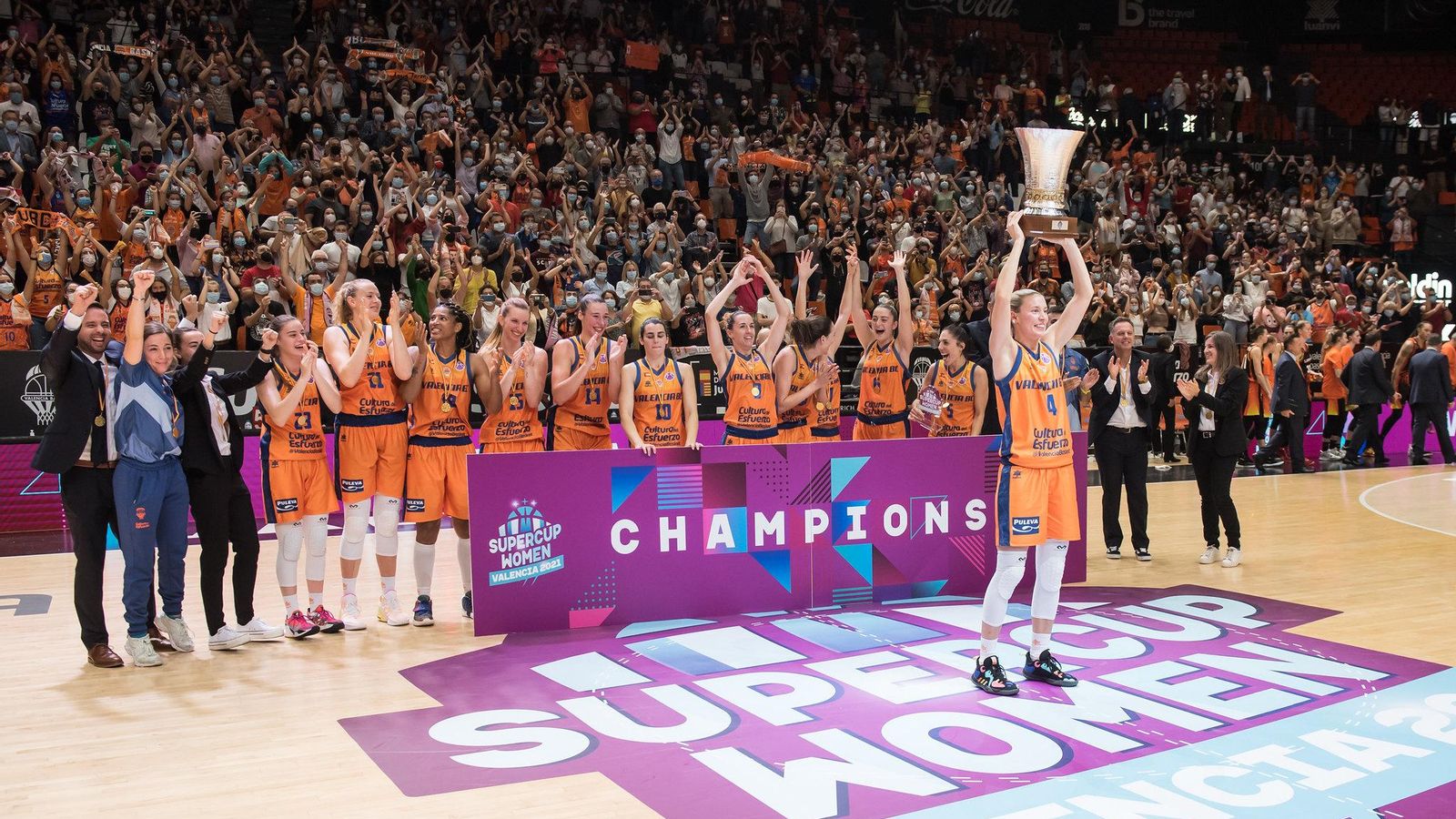 Anna Gómez alça el trofeu de campiones