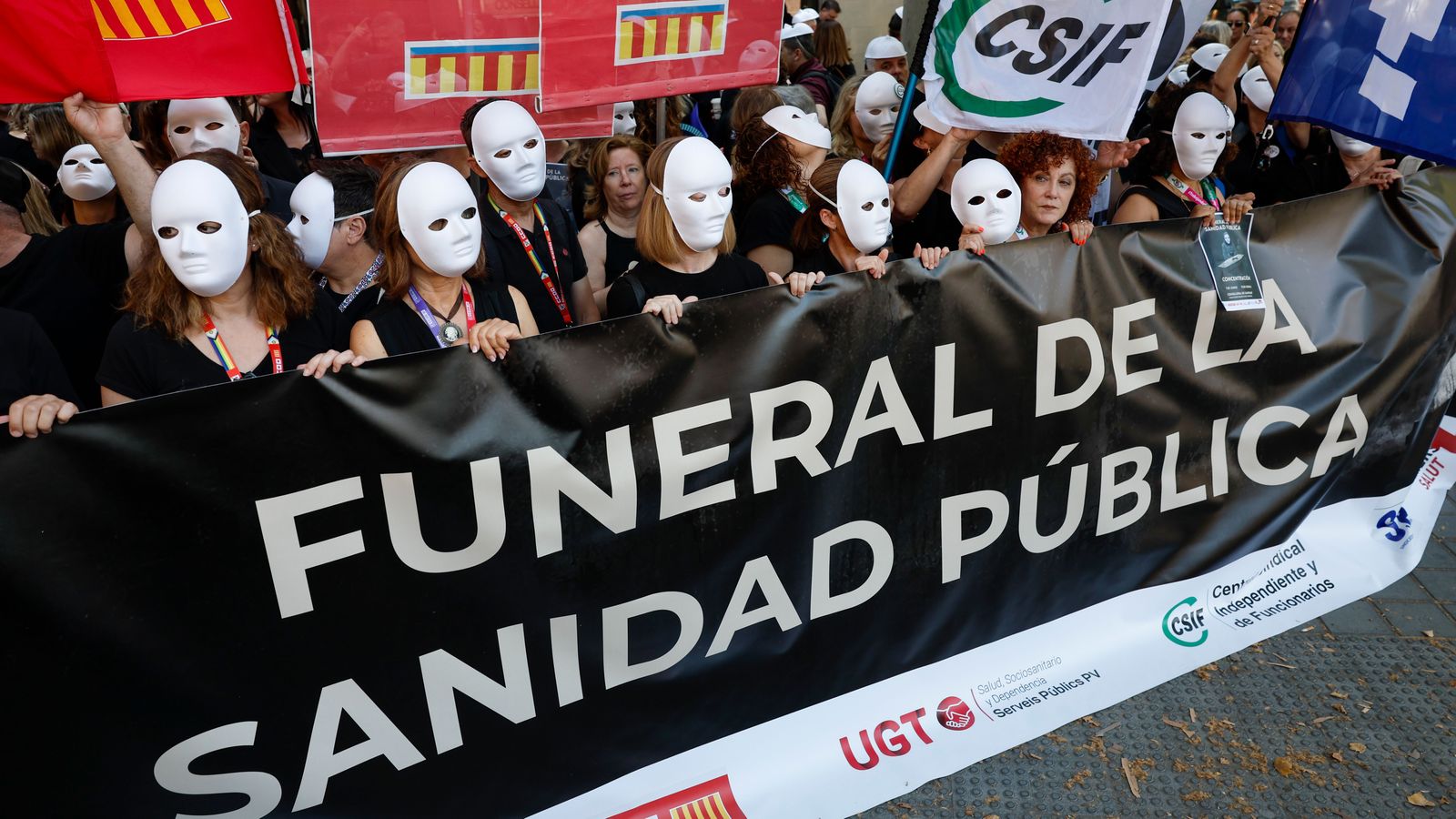 Integrants dels sindicats sanitaris SATSE, CCOO, UGT, CSIF, SAE, Intersindical Salut-IV i SIMAP participen en una concentració davant de la Conselleria de Sanitat, on han escenificat un "funeral" simbòlic EFE/Manuel Bruque.