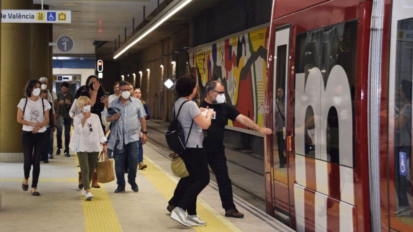 Passatgers en un vagó de Metrovalència Passatgers en un vagó de Metrovalència